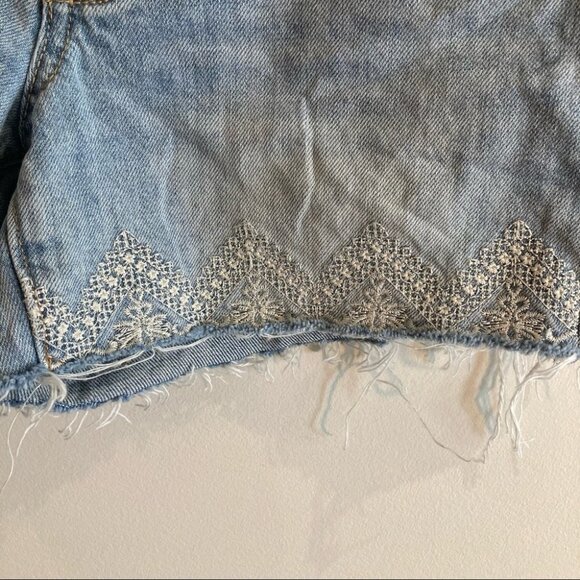 LUCKY BRAND Sz 00/24 The Cut Off Embroidered Hem Mid-Rise Denim Jean Shorts - Picture 3 of 12